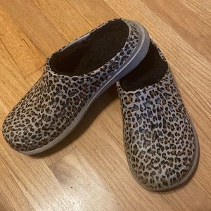 SOLD‼️ Joybees cheetah fur lined shoes